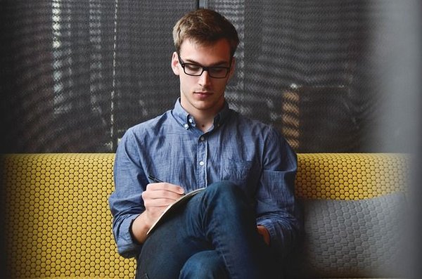 Que dit la loi par rapport aux congés payés et à la démission d'un employé ?