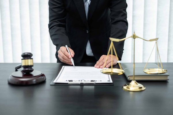 Quel est le rôle du notaire en droit civil et contrats à Ligné ?